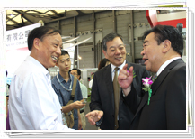 2013年上海纺机展2013年上海纺机展行业领导莅临指导与董事长亲切交流