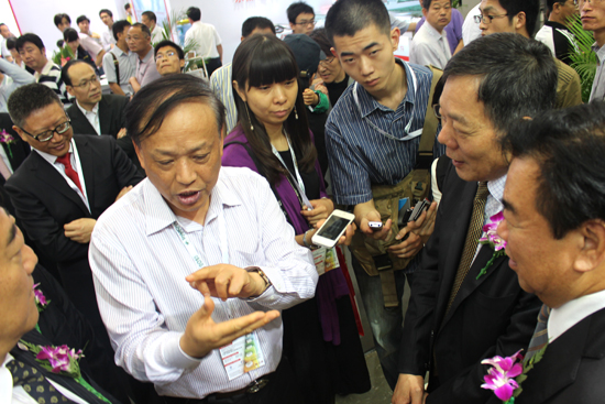 2013年上海纺机展同和公司展位成为关注焦点