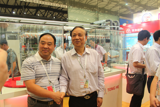 2013年上海纺机展纱线网总编王果刚莅临同和公司展位参观