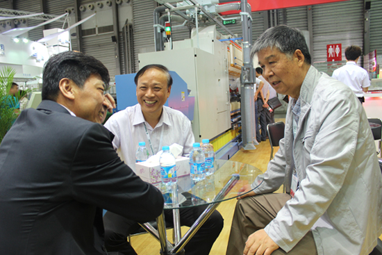 2013年上海纺机展河南纺织协会会长李书勤莅临同和展位与崔桂生董事长交谈