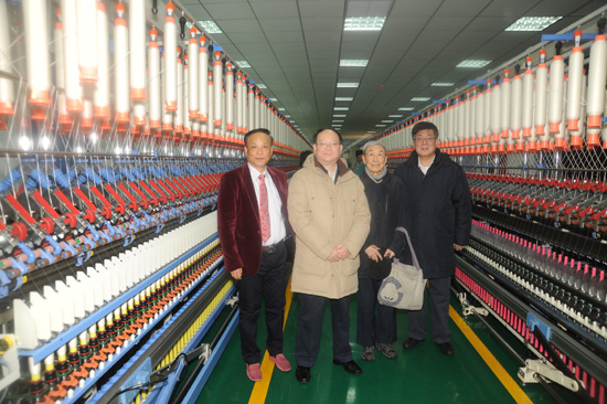 中国工程院院士姚穆（左三）、中国纺织工业联合会副会长高勇（左二）、中国纺织机械器材工业协会理事长王树田（右一）与同和公司崔桂生董事长（左一）在同和鉴定会设备测试现场
