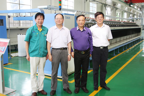 中国纺织工业联合会副会长参见同和公司与同和公司董事长崔桂生合影
